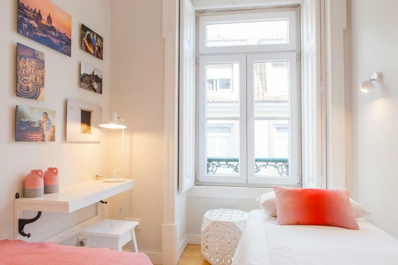 Alfama Castle View: Historic 3-Bedroom with Balcony Lisbon
