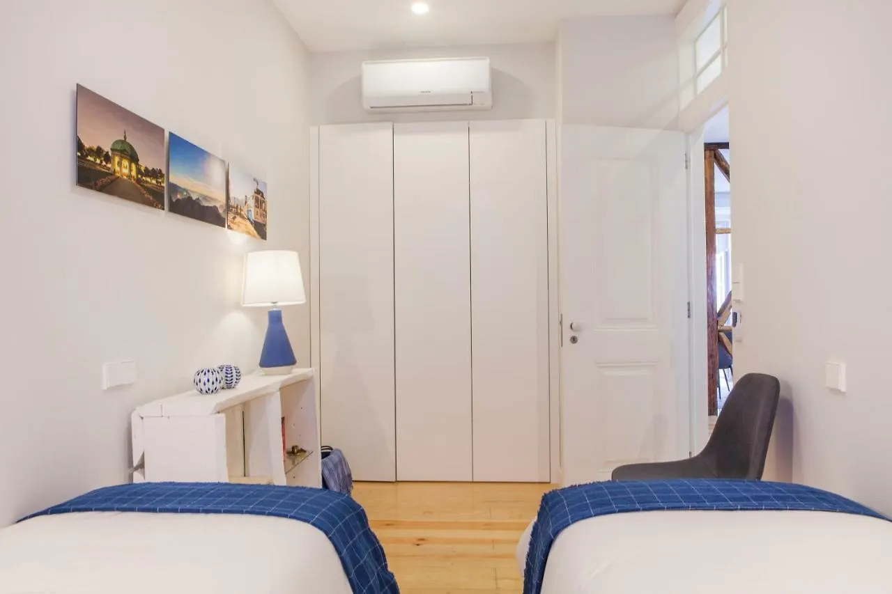 Alfama Castle View: Historic 3-Bedroom with Balcony Lisbon