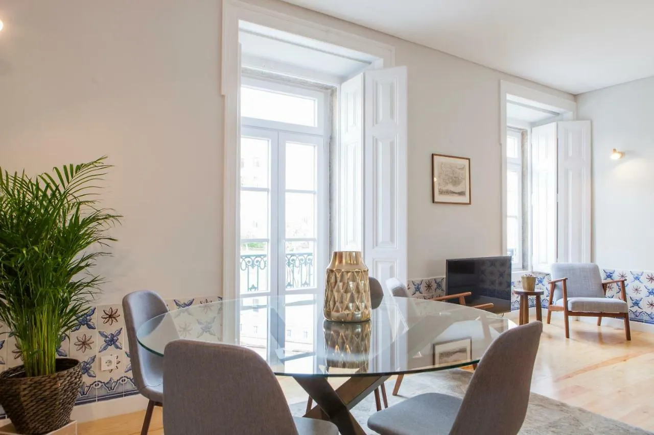 Alfama Castle View: Historic 3-Bedroom with Balcony Lisbon 0*,